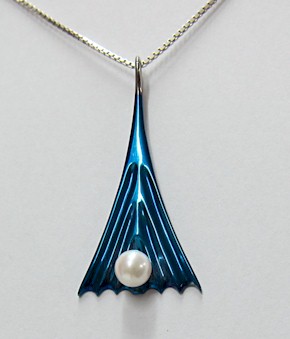 Titanium Pendant Eiffel Tower with pearl Design